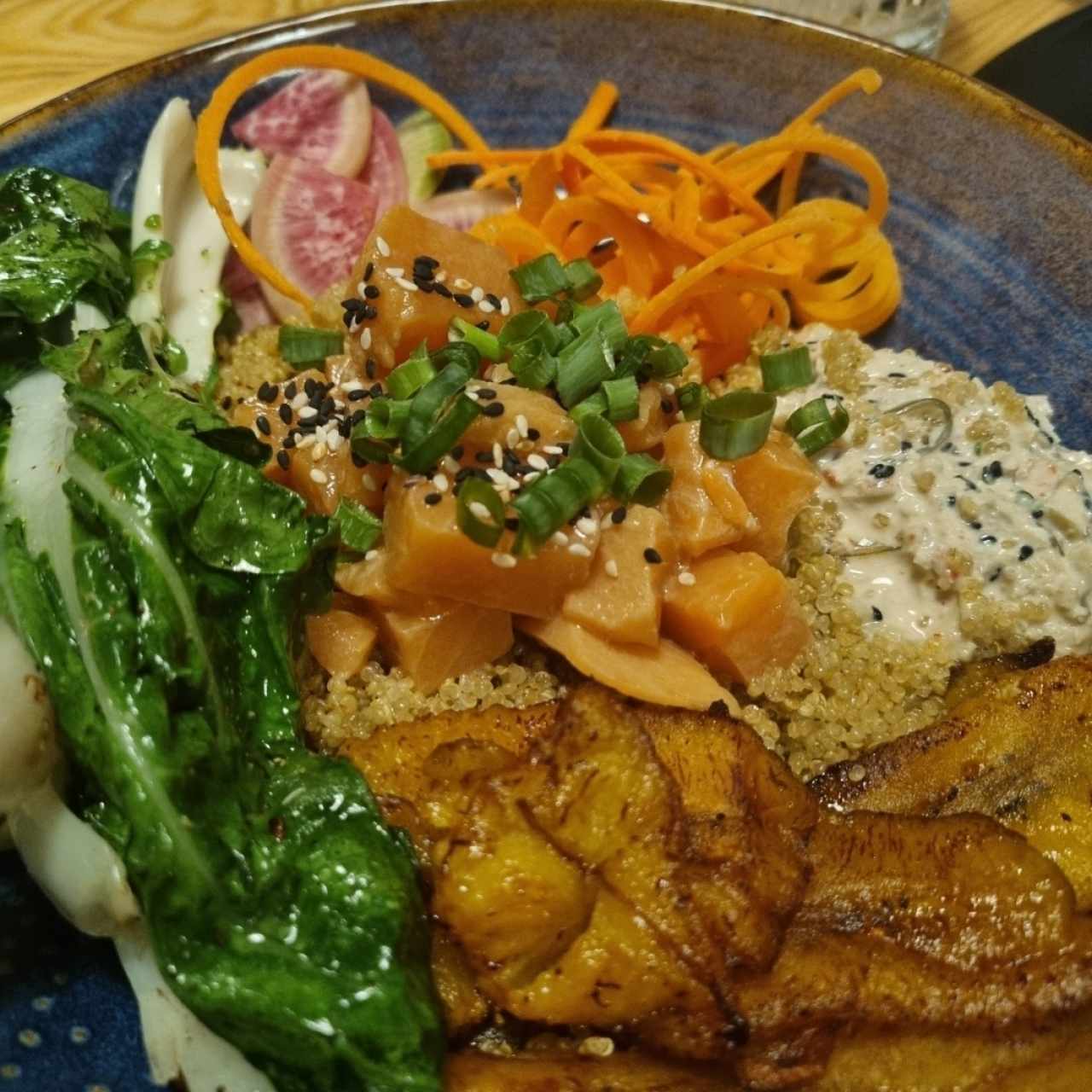 Poke bowl de salmón con plátano maduro