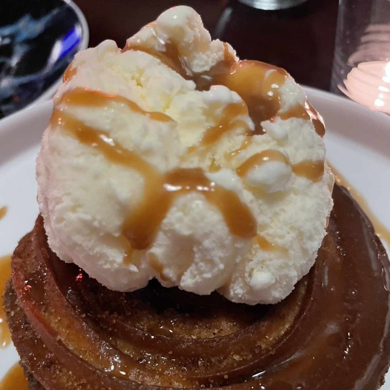 Churro con helado de vainilla