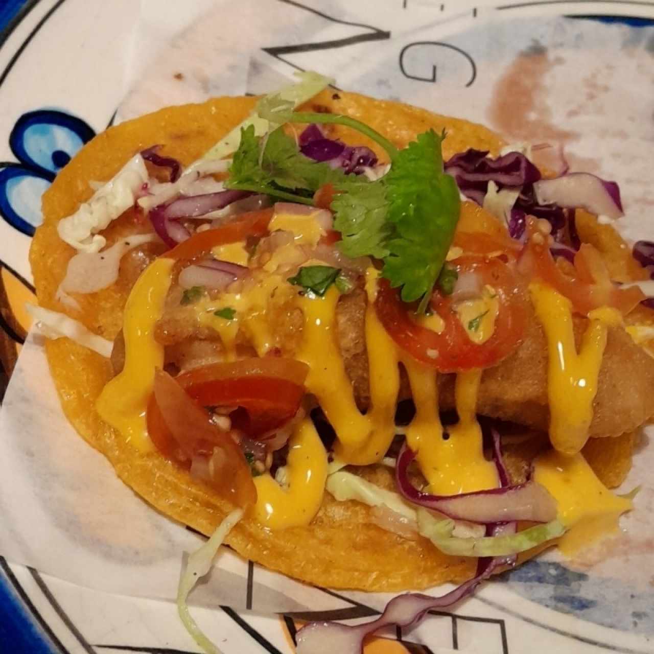 taco de pescado en tortilla de yuca