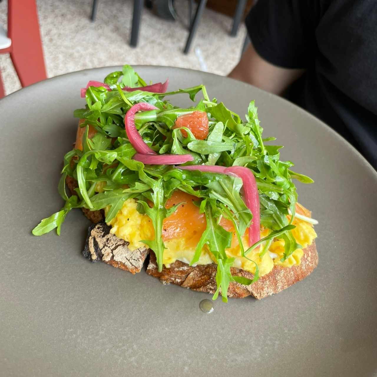 tostada de salmon