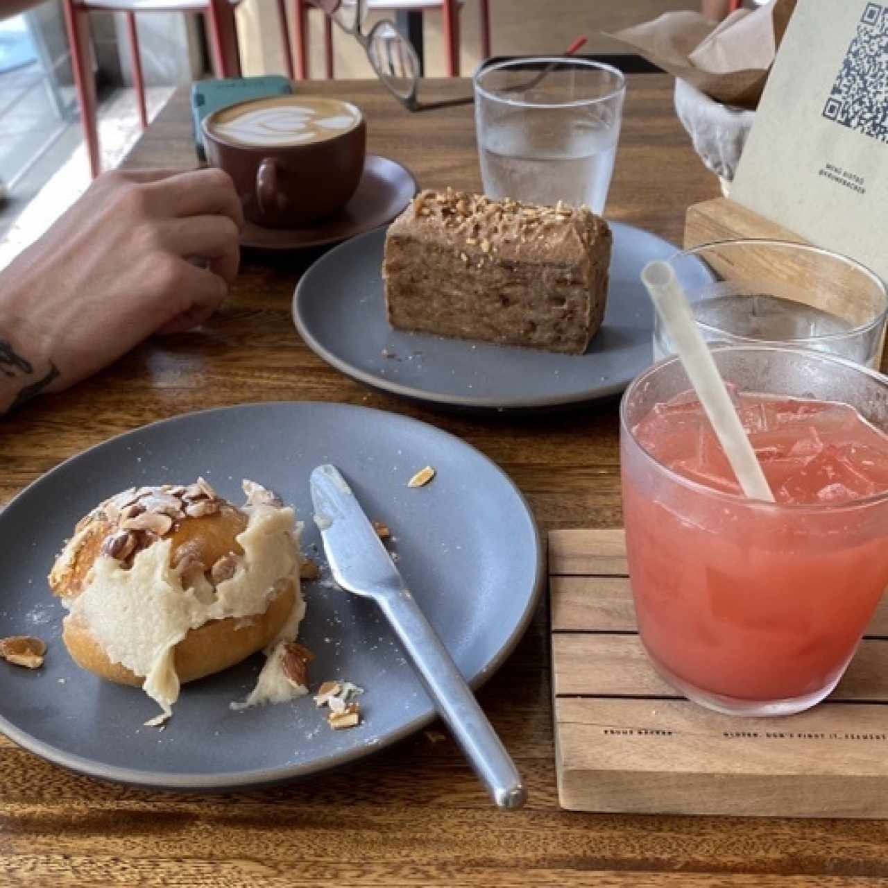 Capuchino, agua de unicornio y los 2 postres del dia.