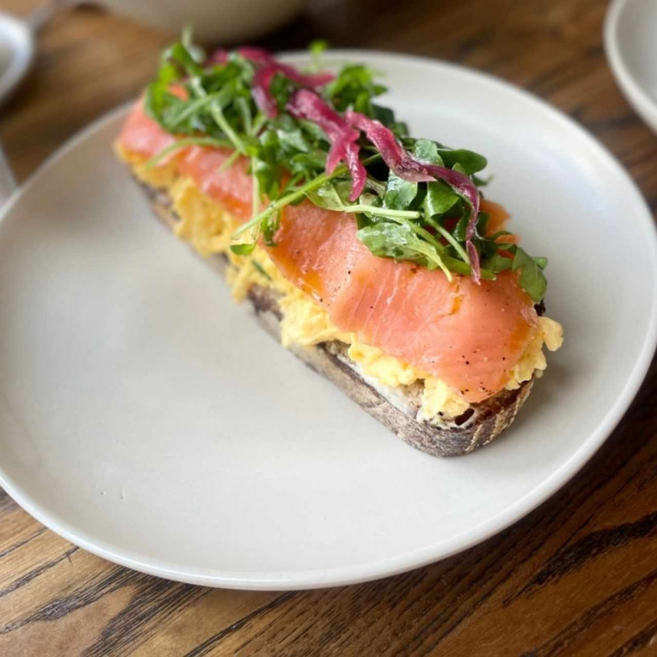 Tosta de Huevos con Salmón