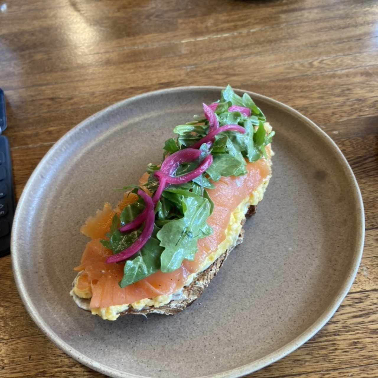 Tostada de salmón y huevo 