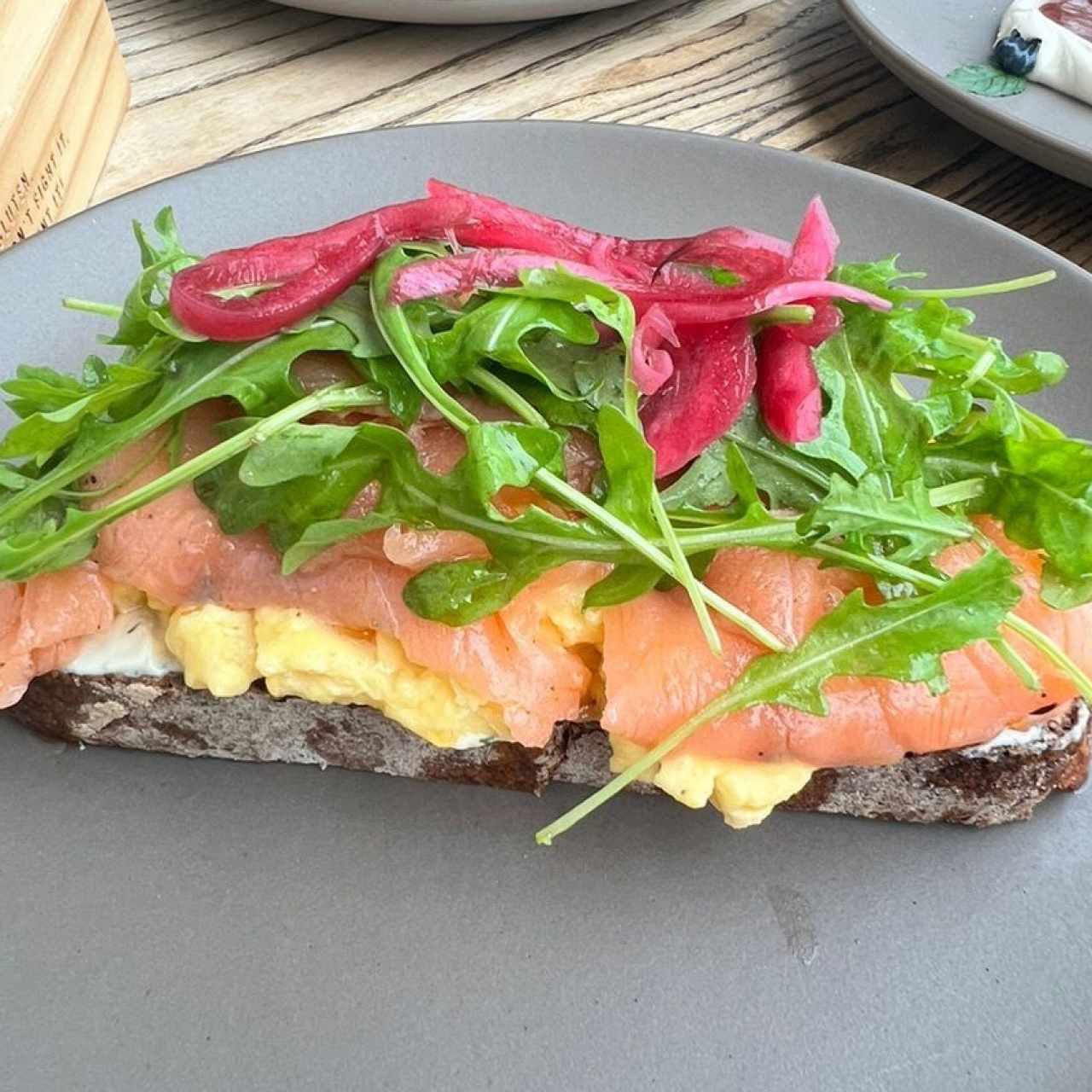 Tostada de Salmón y huevo