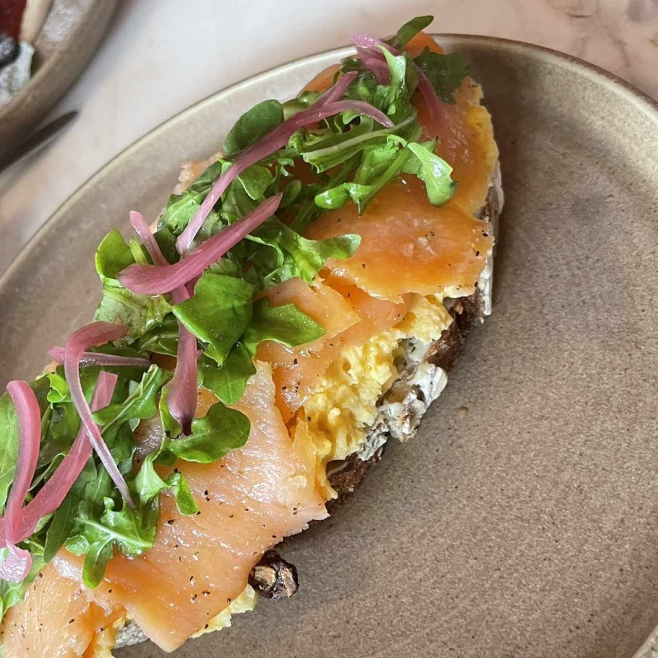 Tosta de Huevos con Salmón