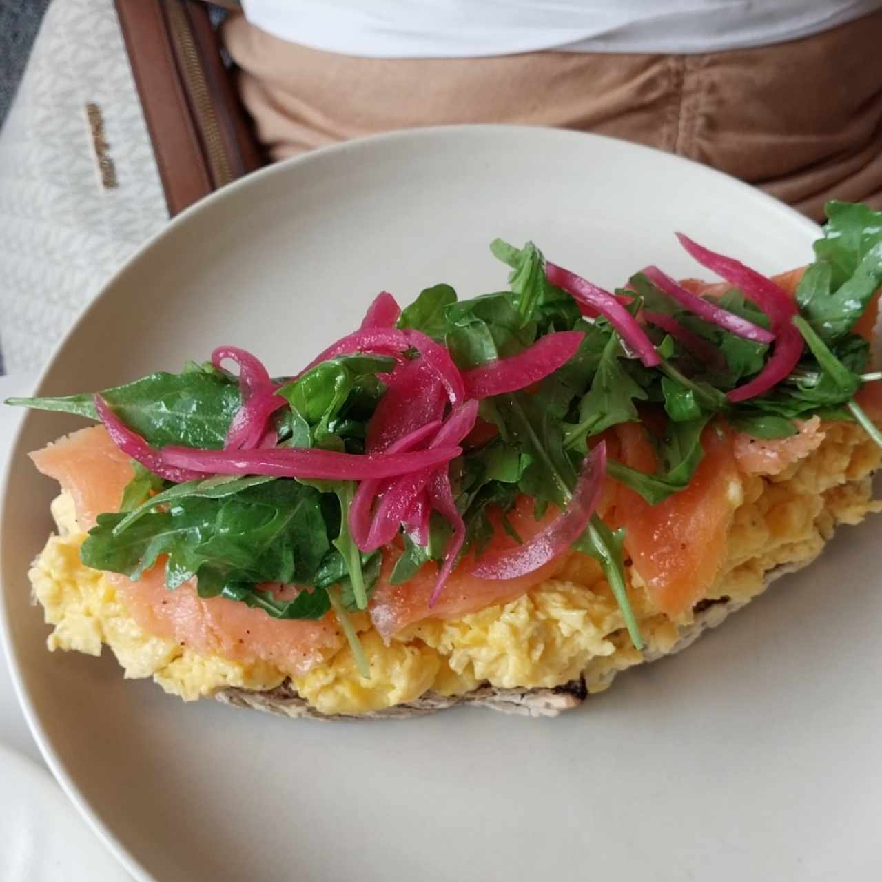 Tosta de Huevos con Salmón