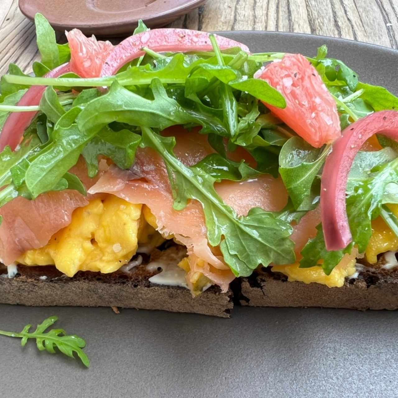 Tostada con Salmón