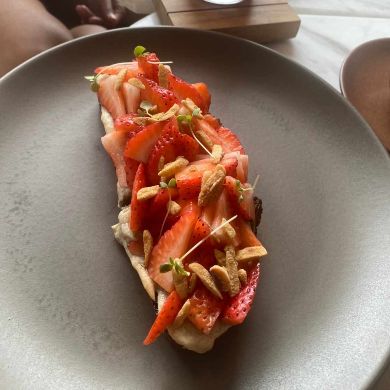 Tosta de chokobrot con fresas