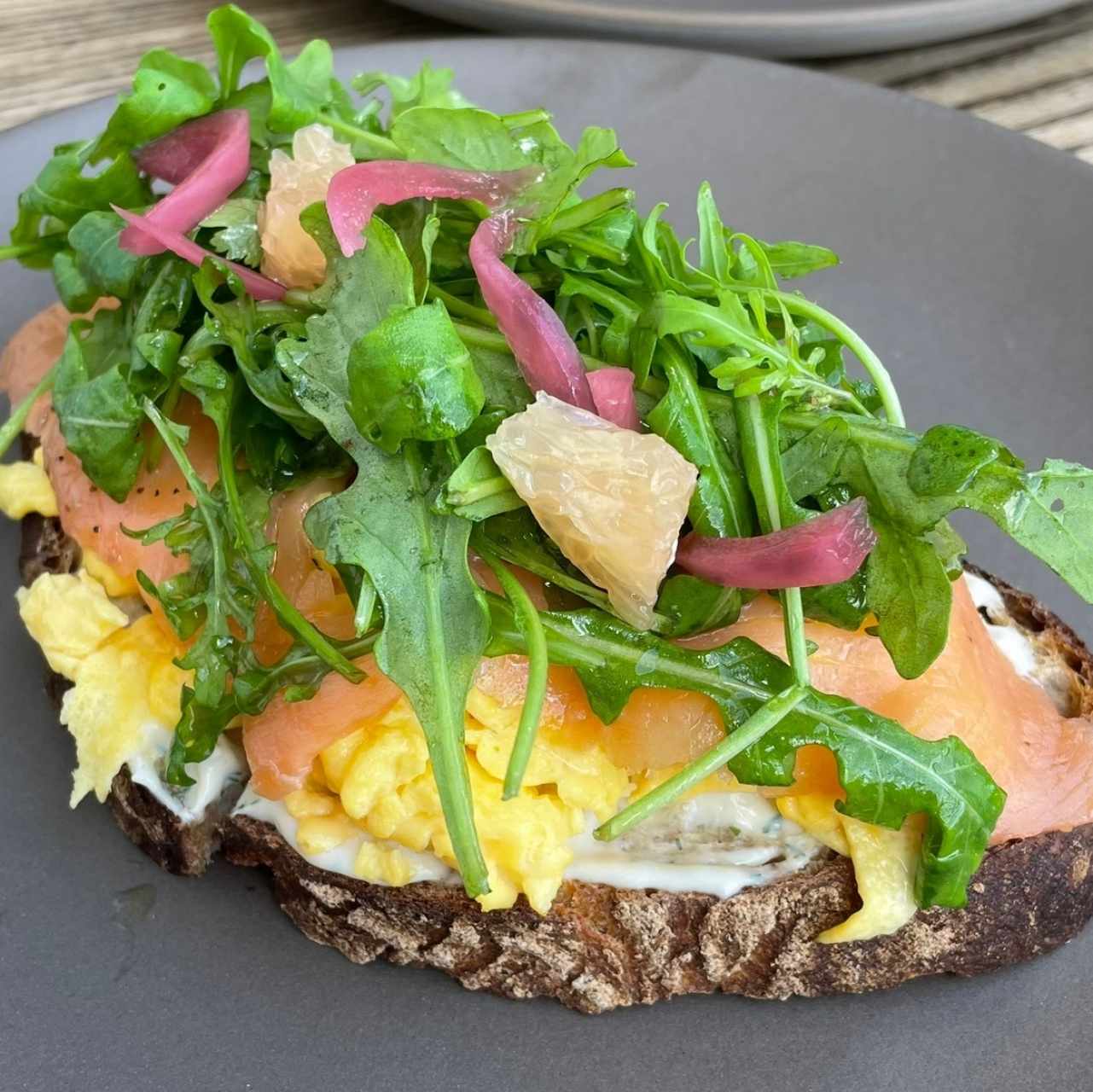 Tosta de salmón con huevos