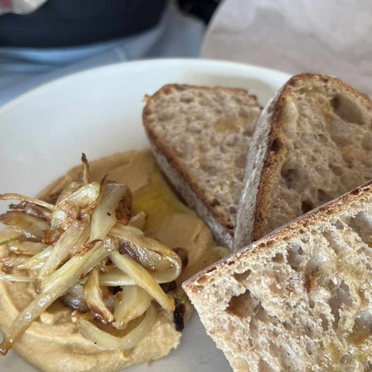 Tosta de Hummus con hinojos (vg)