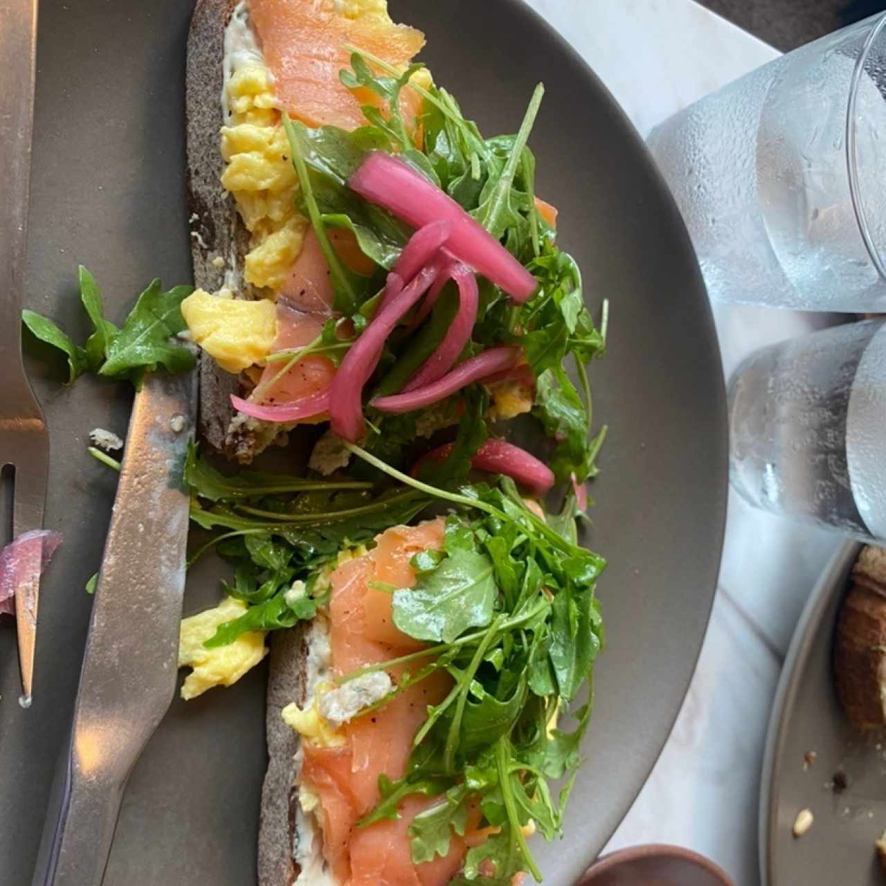 Tostada de huevo y salmon