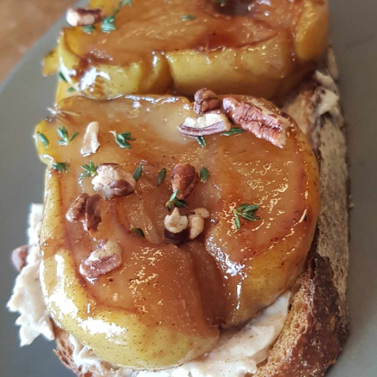 tostada de pan masa madre y peras caramelizadas