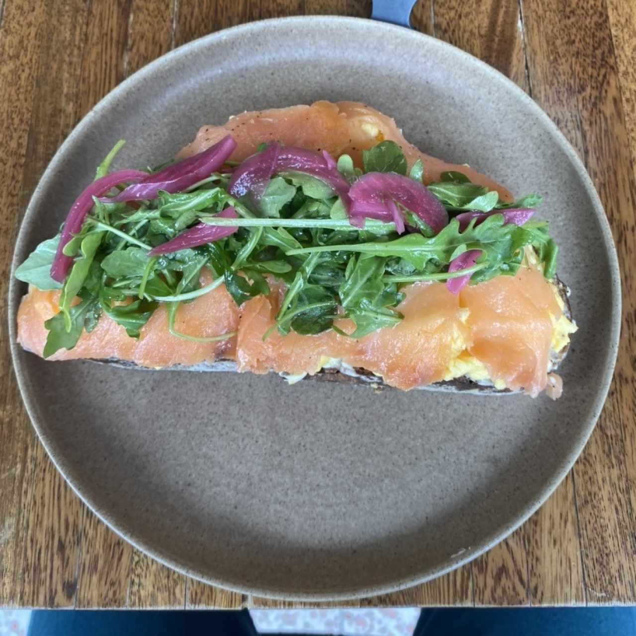 Tosta huevo y salmón