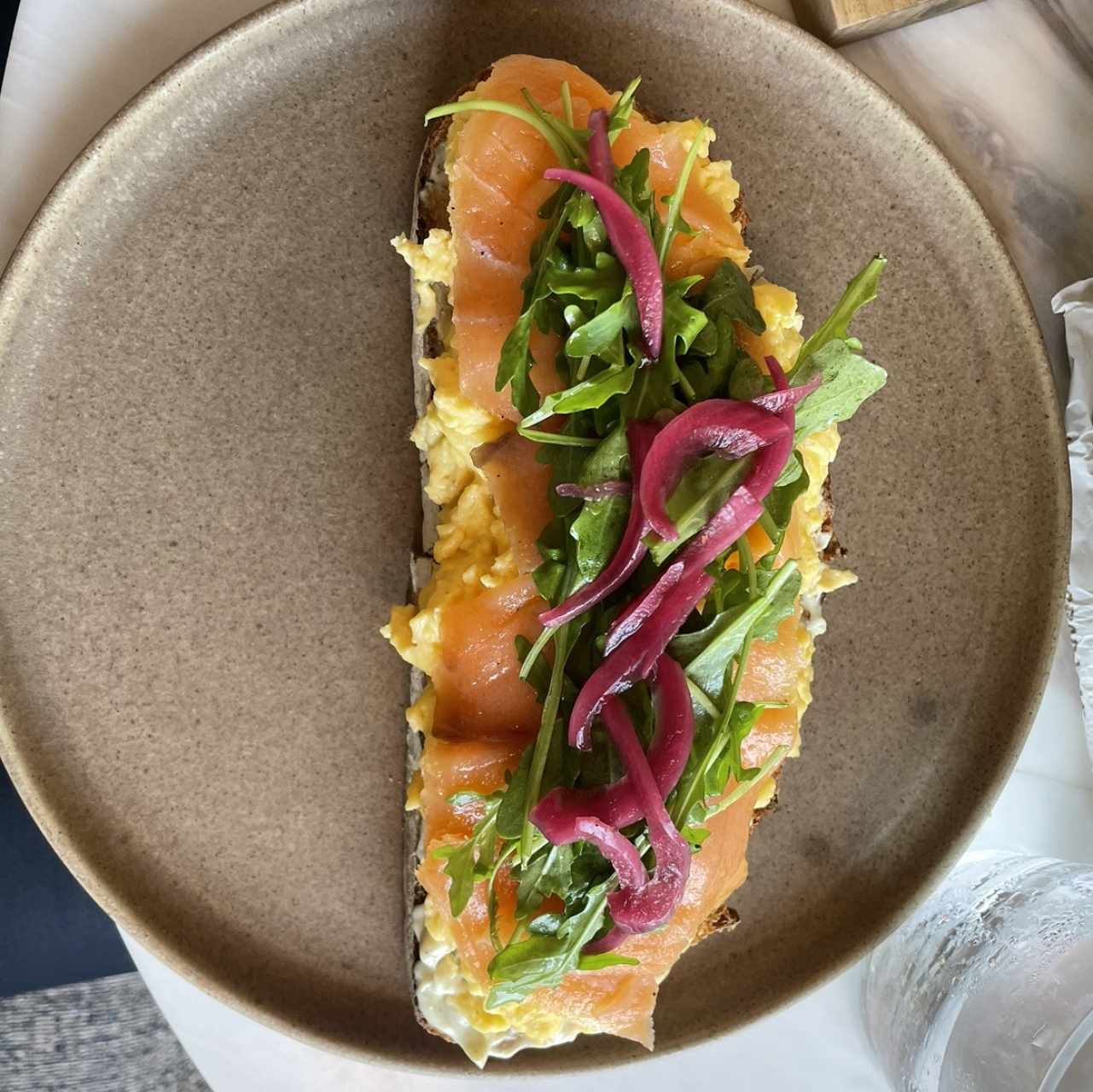 Tostada de salmon con huevo