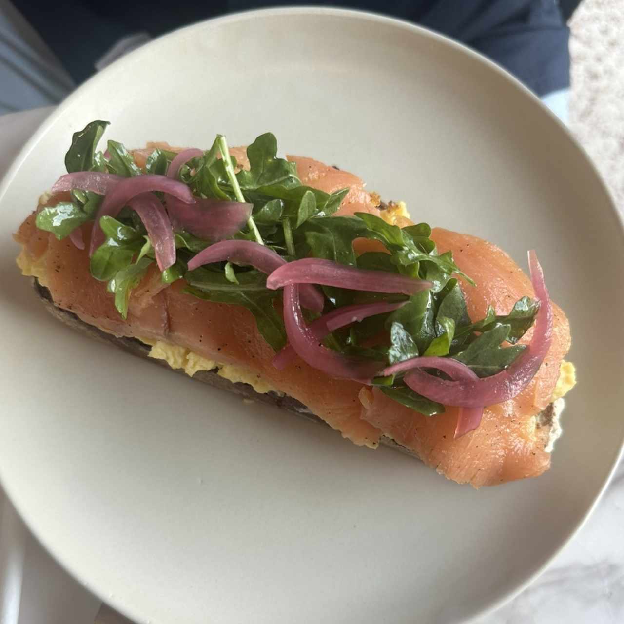 Tosta de Huevos con Salmón