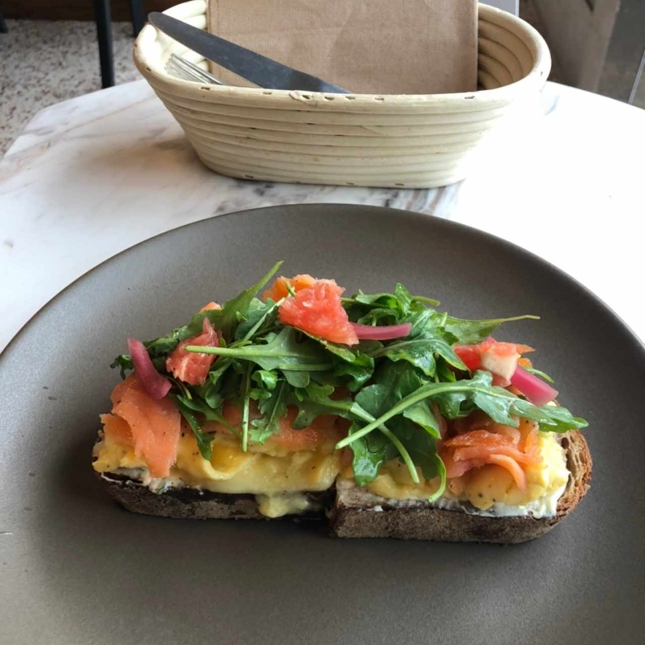 toast de salmon y huevos