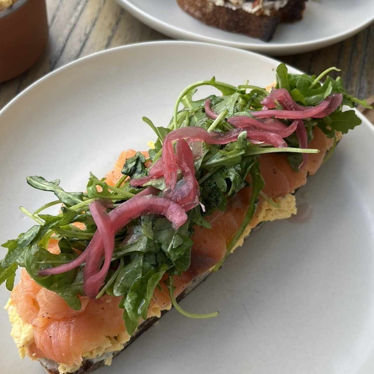 Tosta de Huevos con Salmón