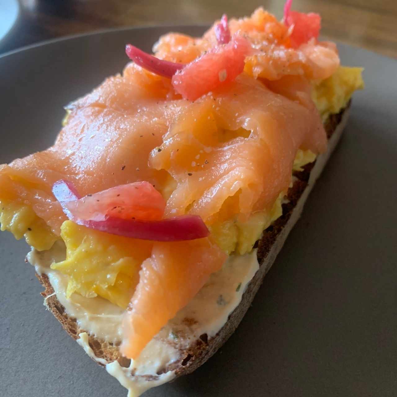 Tostada con huevo y salmon ahumado 