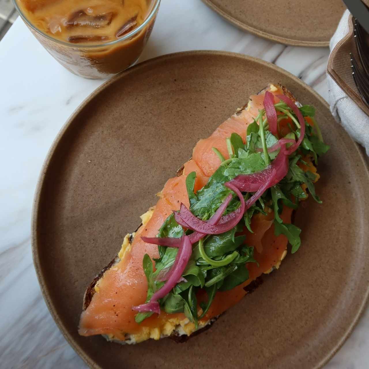 Tostada de Salmón y Huevo