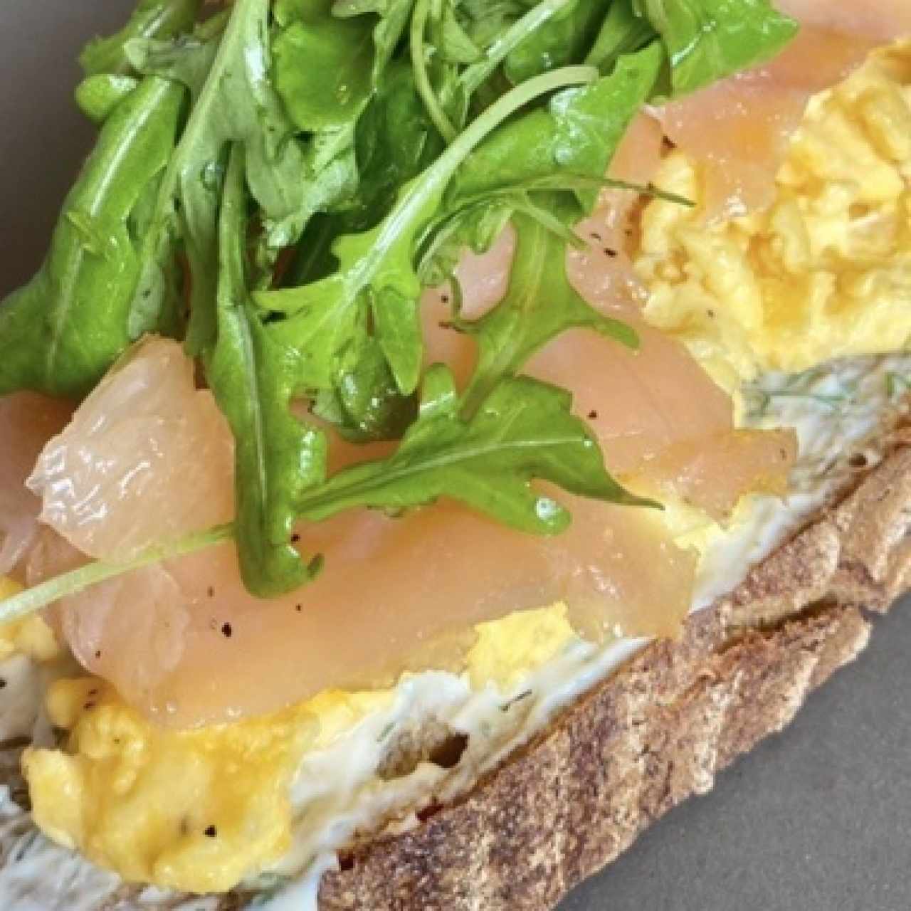 Tosta de Huevos con Salmón