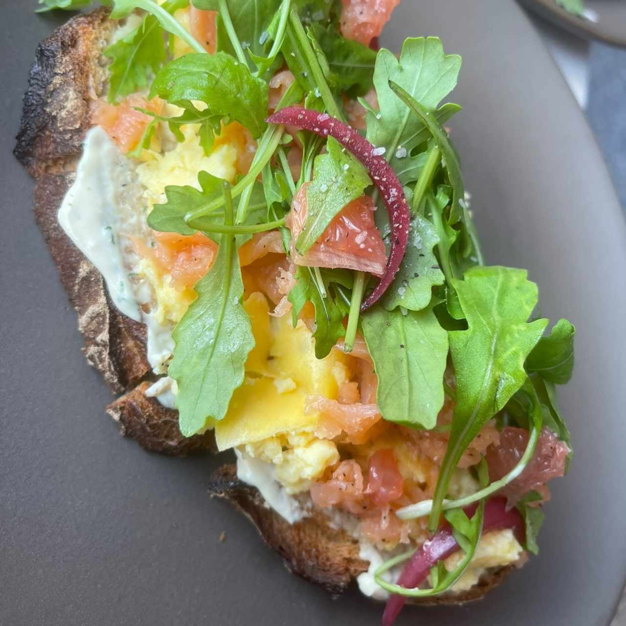 Tosta de huevo y salmón