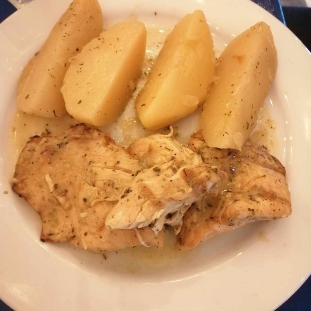 Pollo asado con papas al limón 