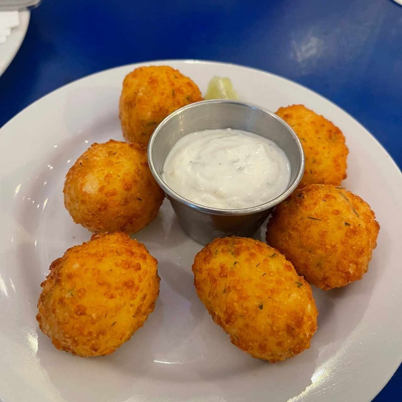 Croquetas de queso con tzatziki 