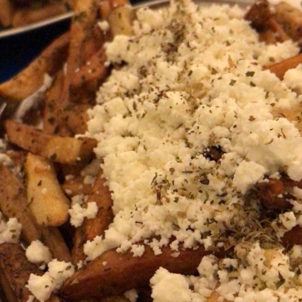 papas frita con queso feta