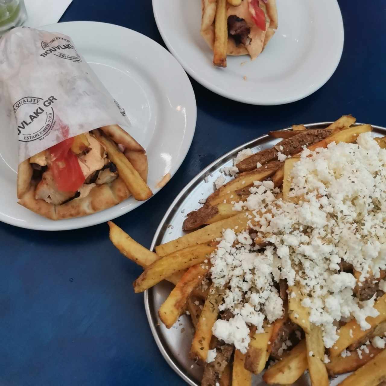 Souvlaki de pollo y cerdo con papas fritas con feta