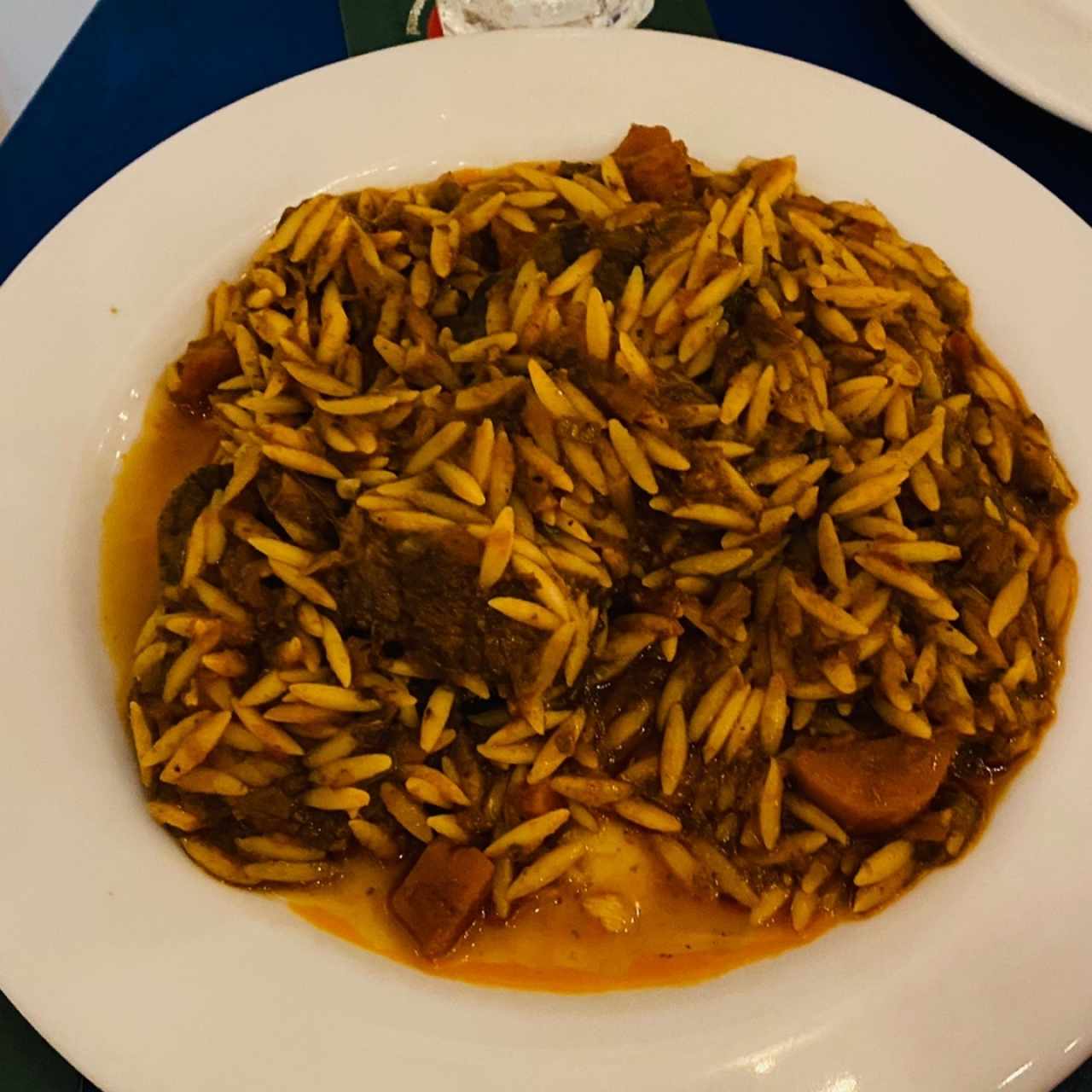 Pasta de orzo con estofado de carne