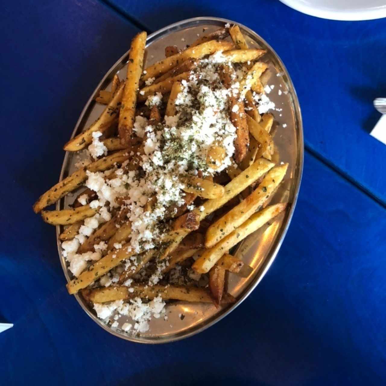 Papas fritas con queso feta y orégano