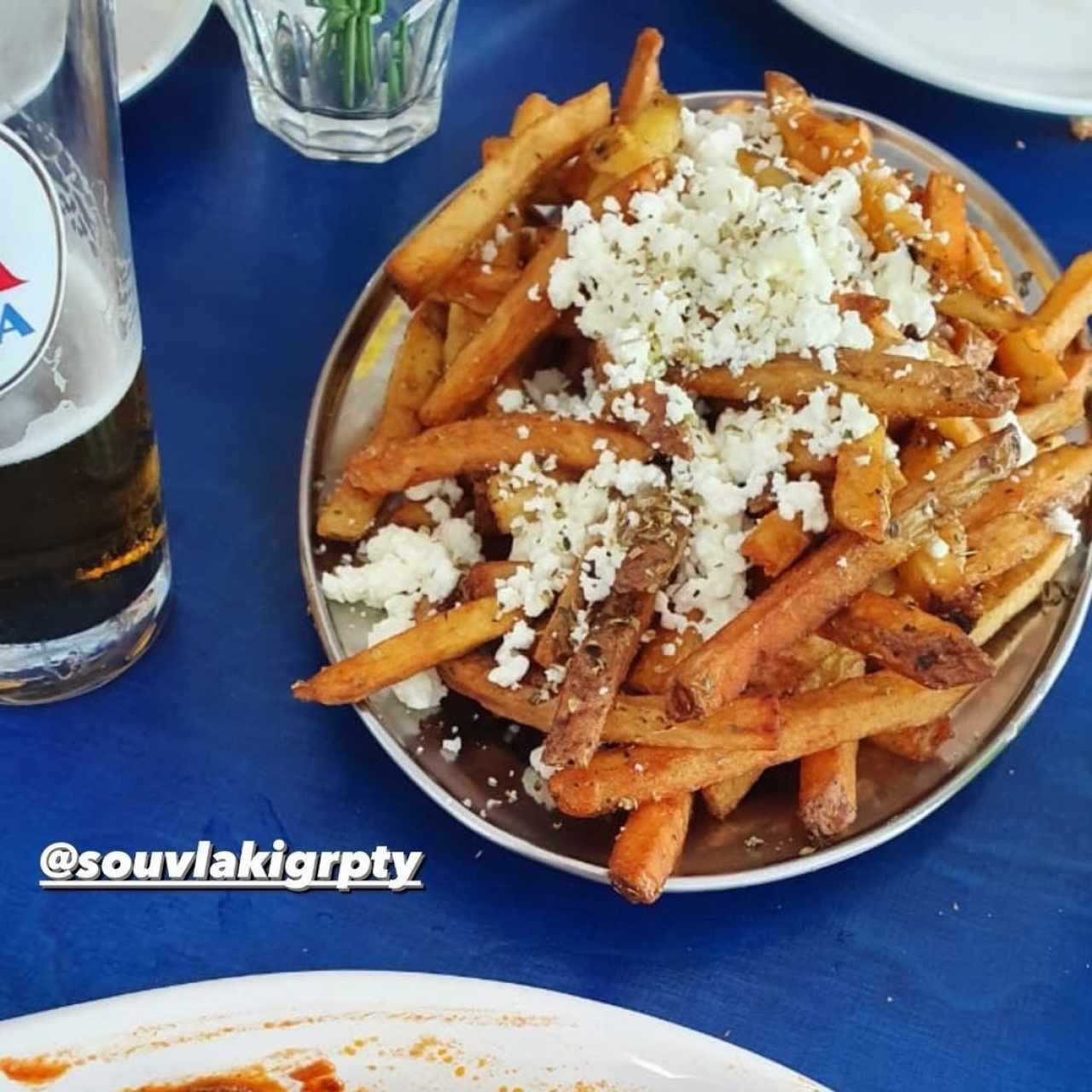 Papas fritas con queso feta 