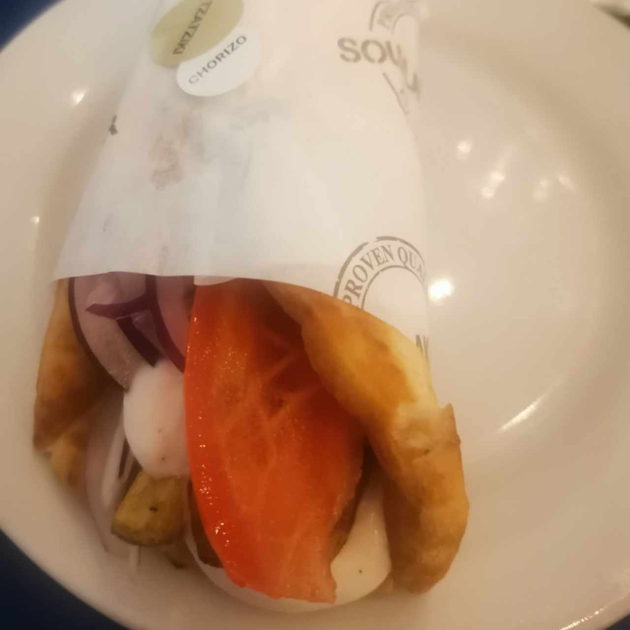 Souvlaki con tzatziki y chorizo griego