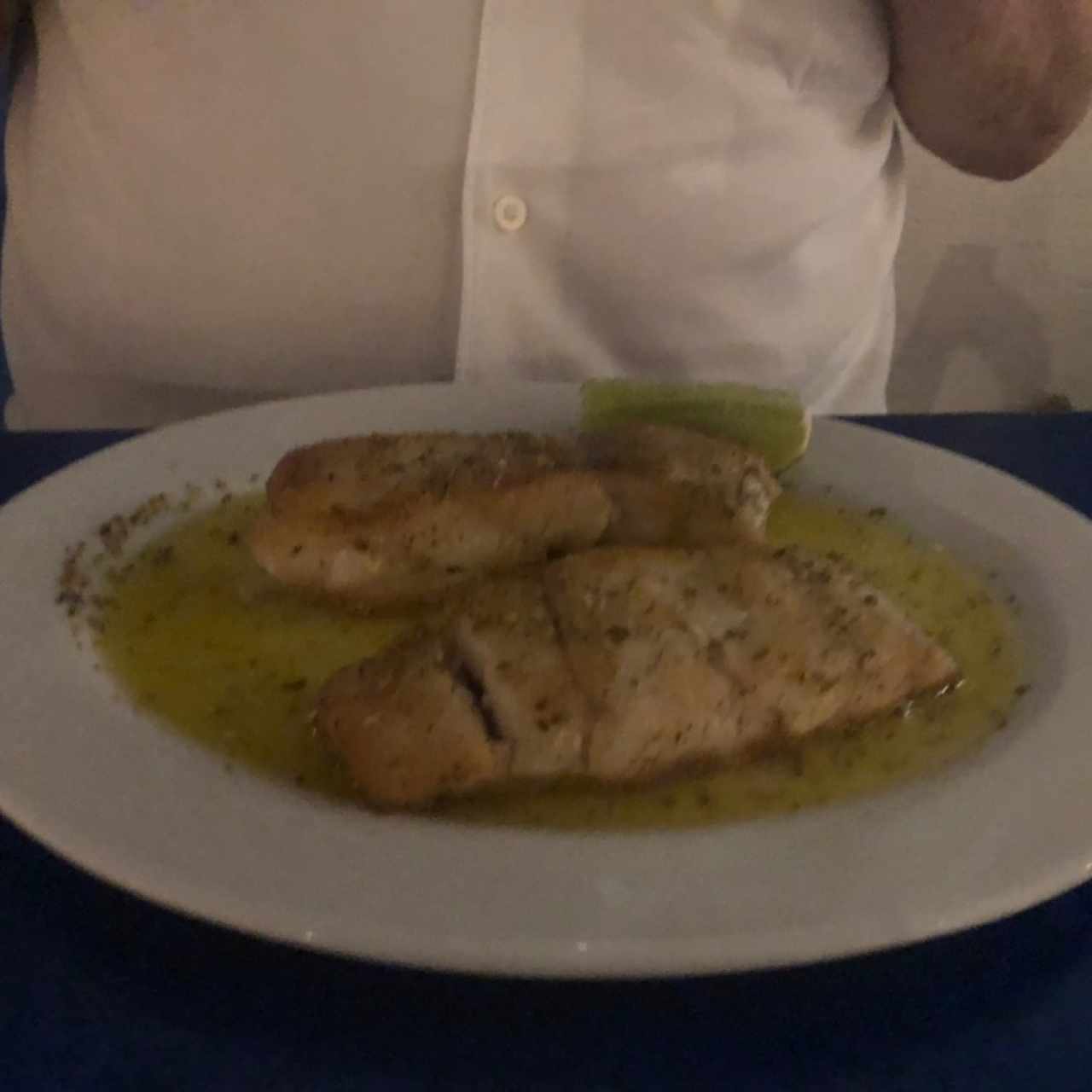 Corvina a la griega, acompañada con vegetales grillados