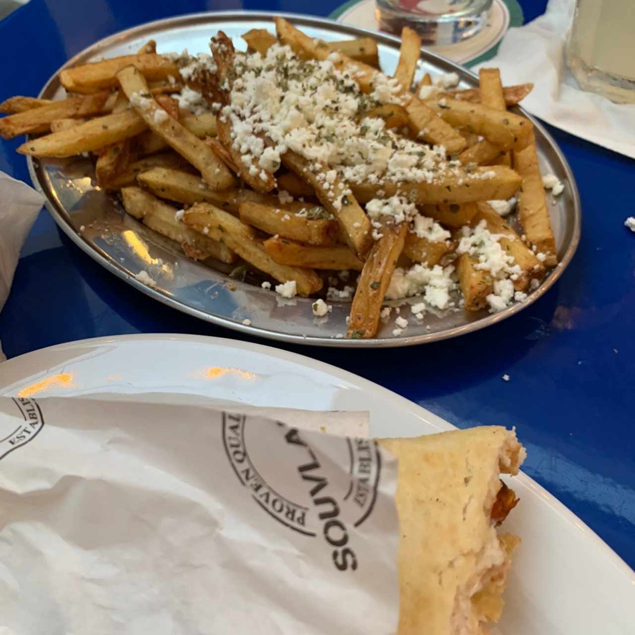 souvlaki de langostino con papas y queso feta