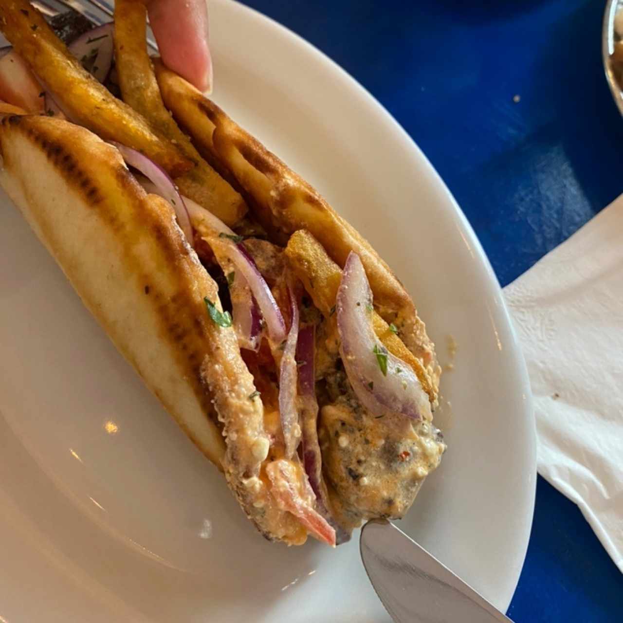 Souvlaki pita tyrokafteri de cordero