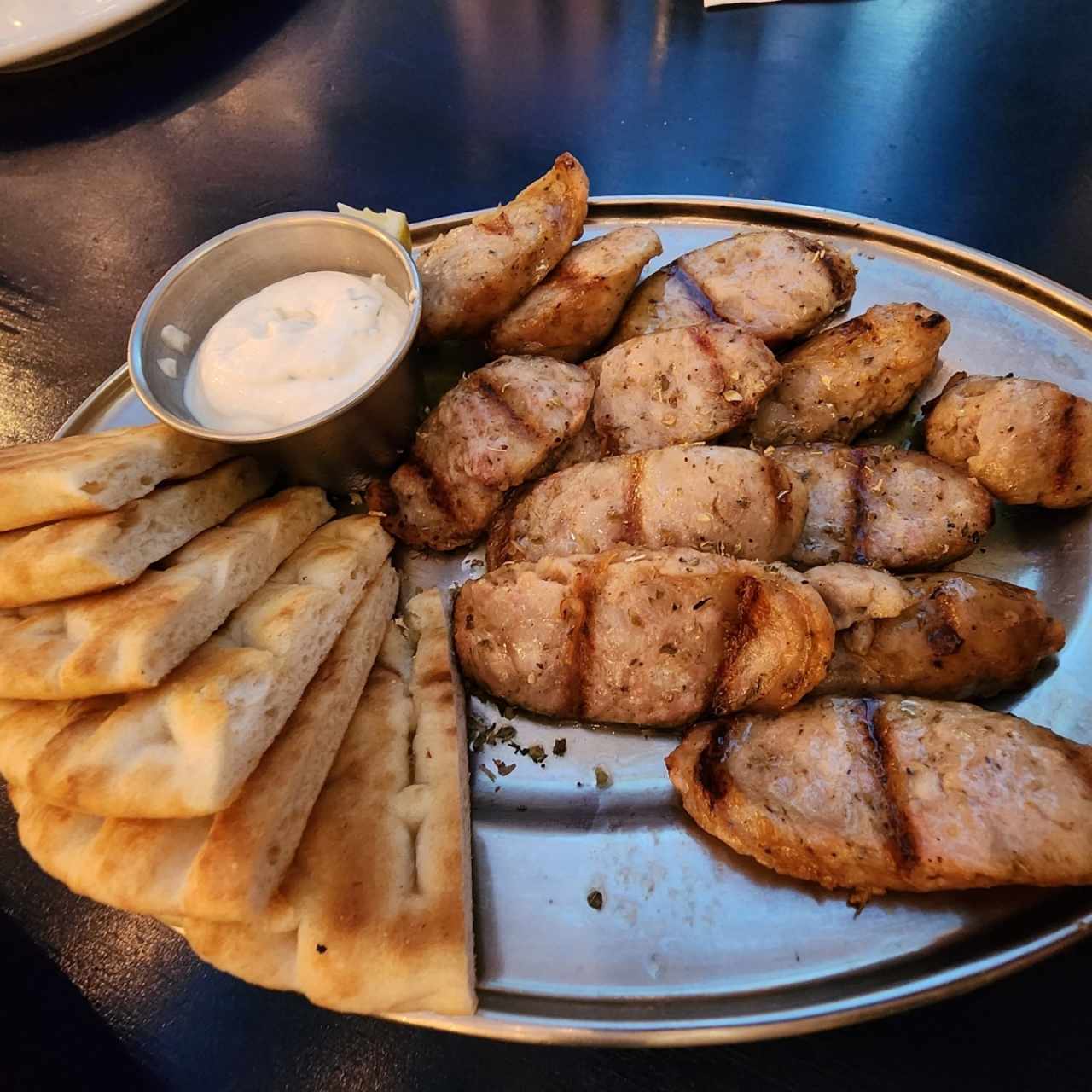 Chorizo griego + pan pita + salsa de yogurt