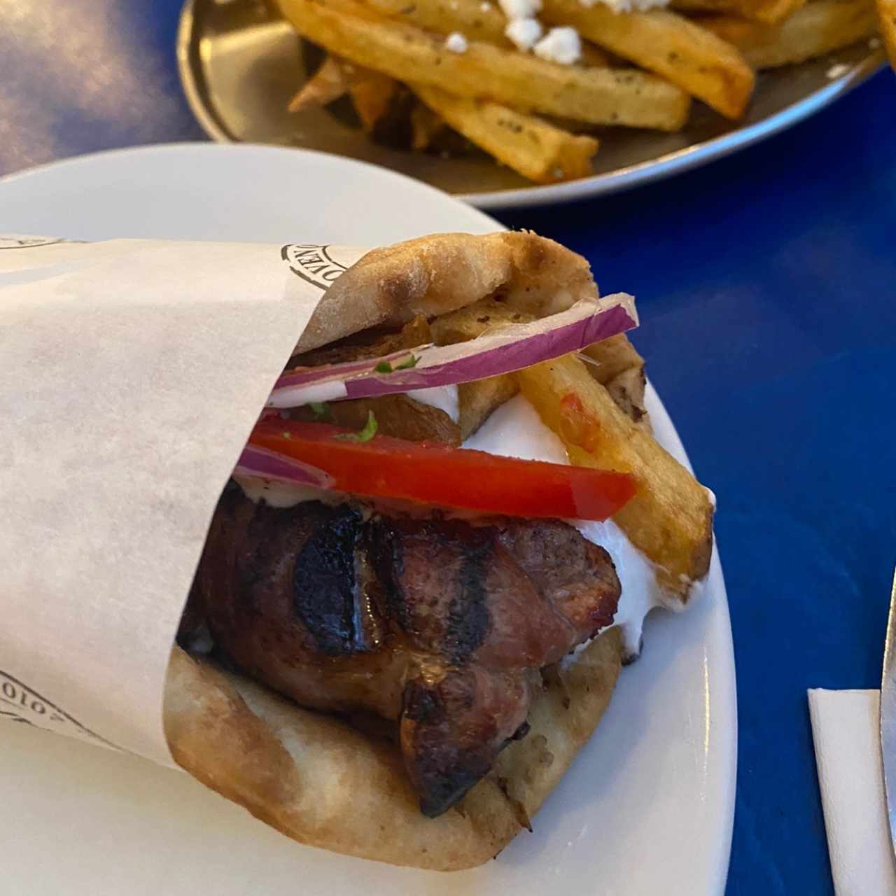 Souvlaki tzatziki de cerdo