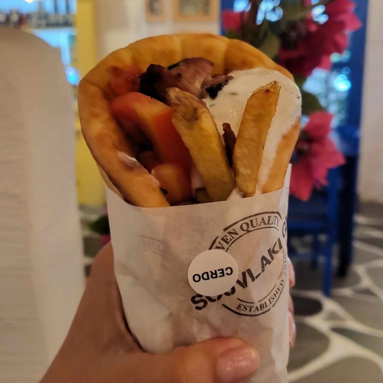 SOUVLAKI DE CERDO CON PAPAS GRIEGAS