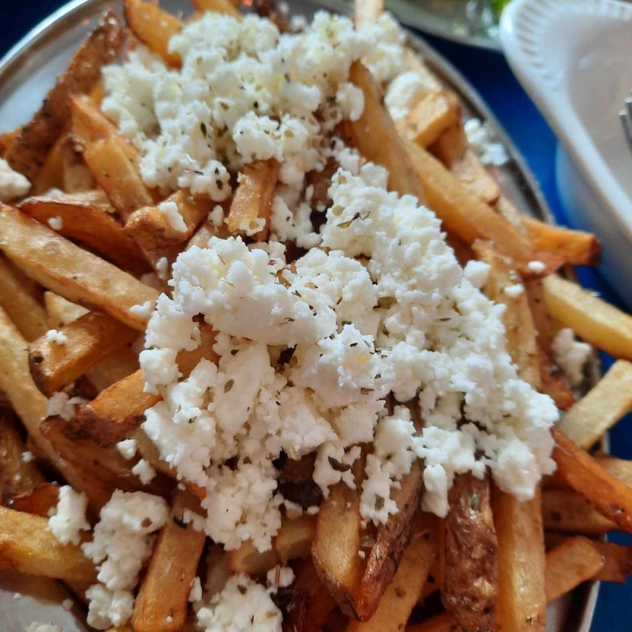 papas fritas con queso feta