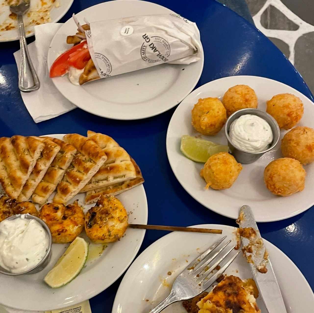 Croquetas, brochetas de langostino y souvlaki de cordero 