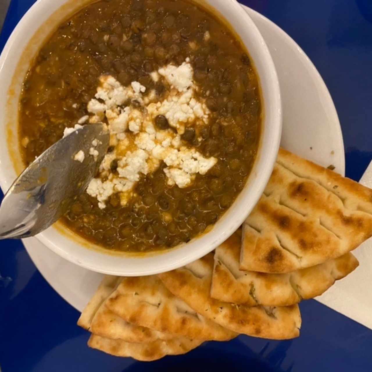 Sopa de lentejas con queso feta 