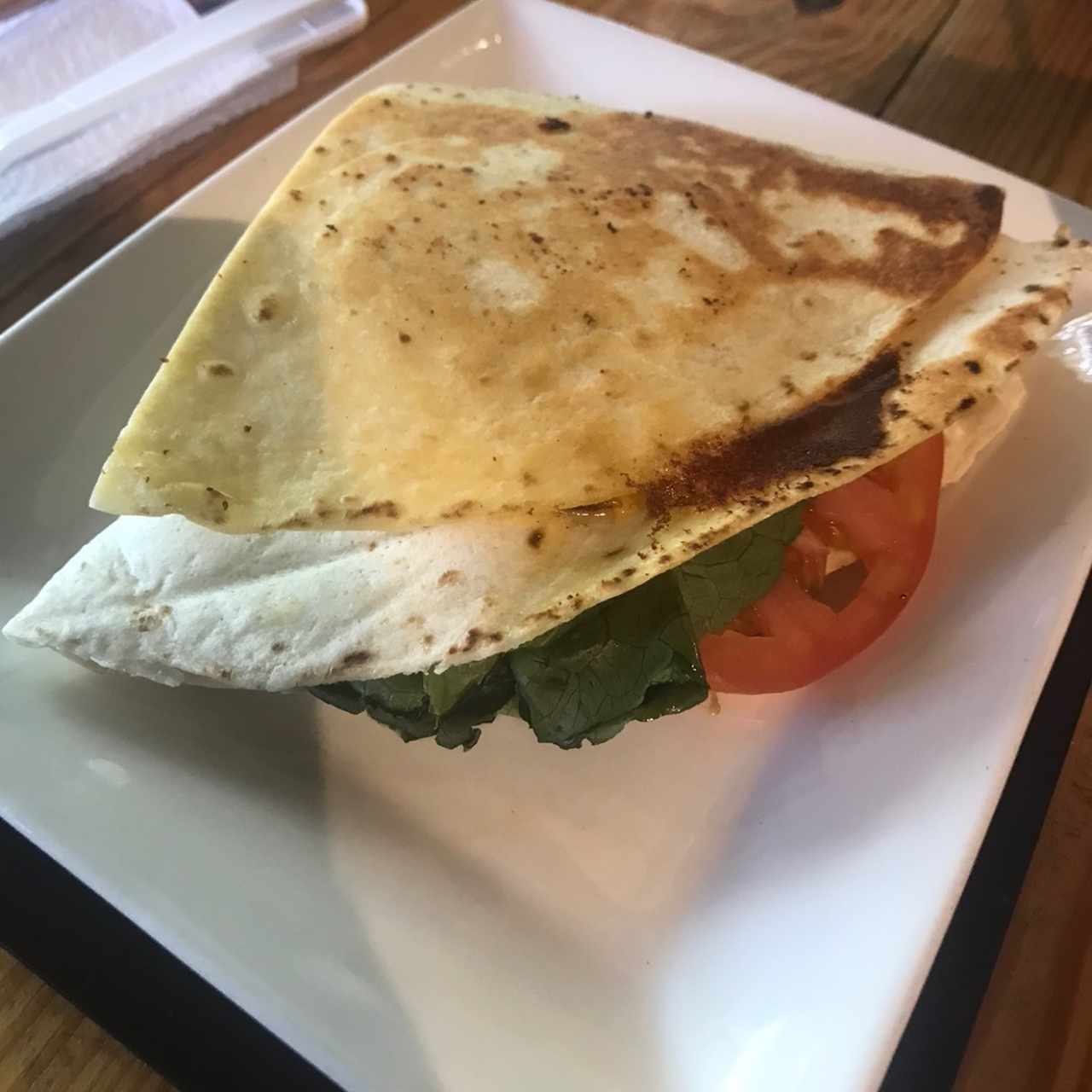 Wrap de pollo y vegetales variados 