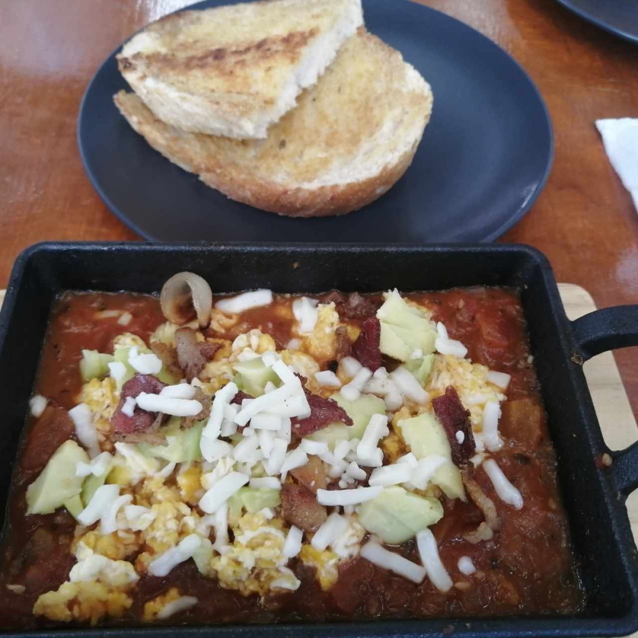 Se me olvidó el nombre pero son huevos rancheros sobre tomate ahumado... Delish! 