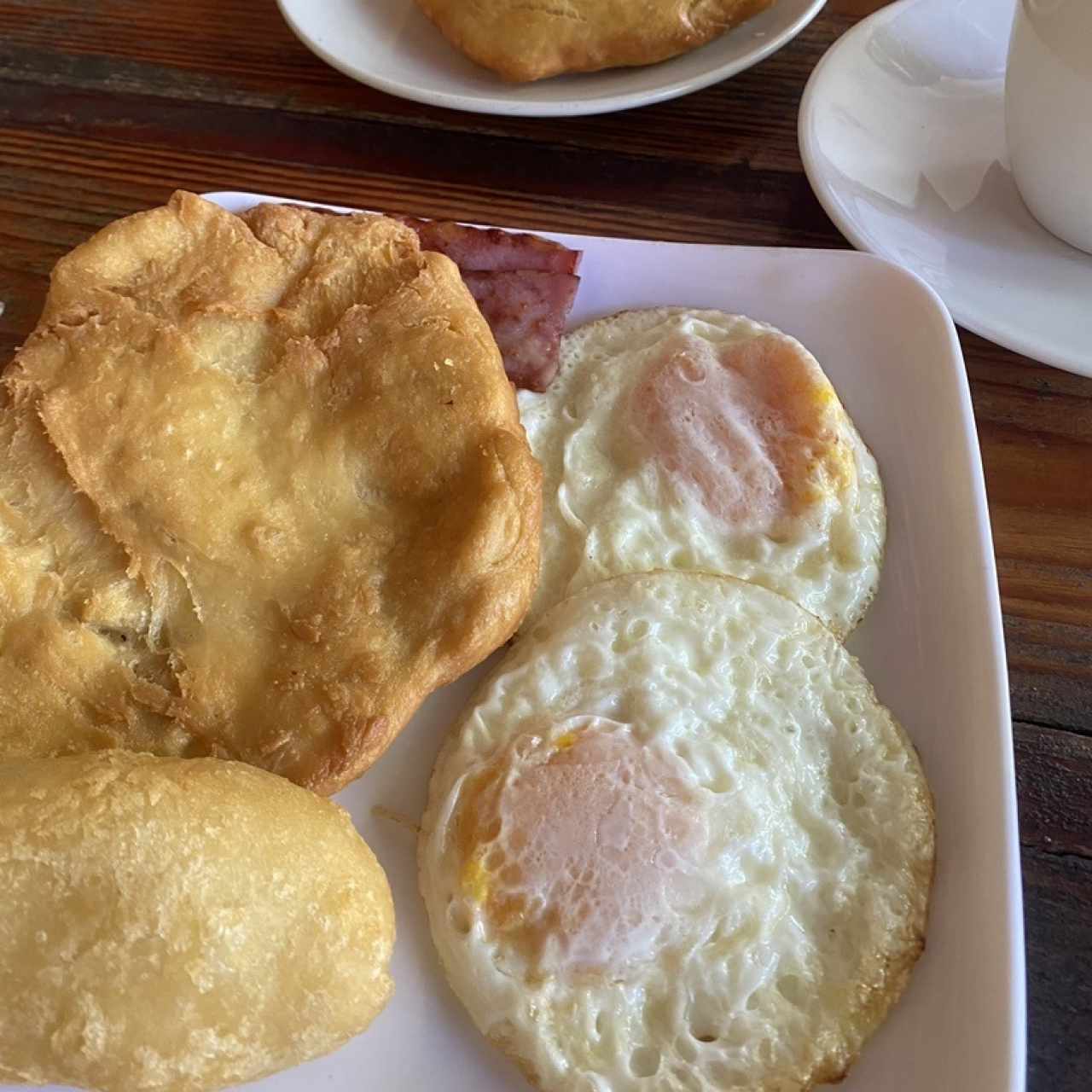 Hojaldre, huevos fritos y carimañola