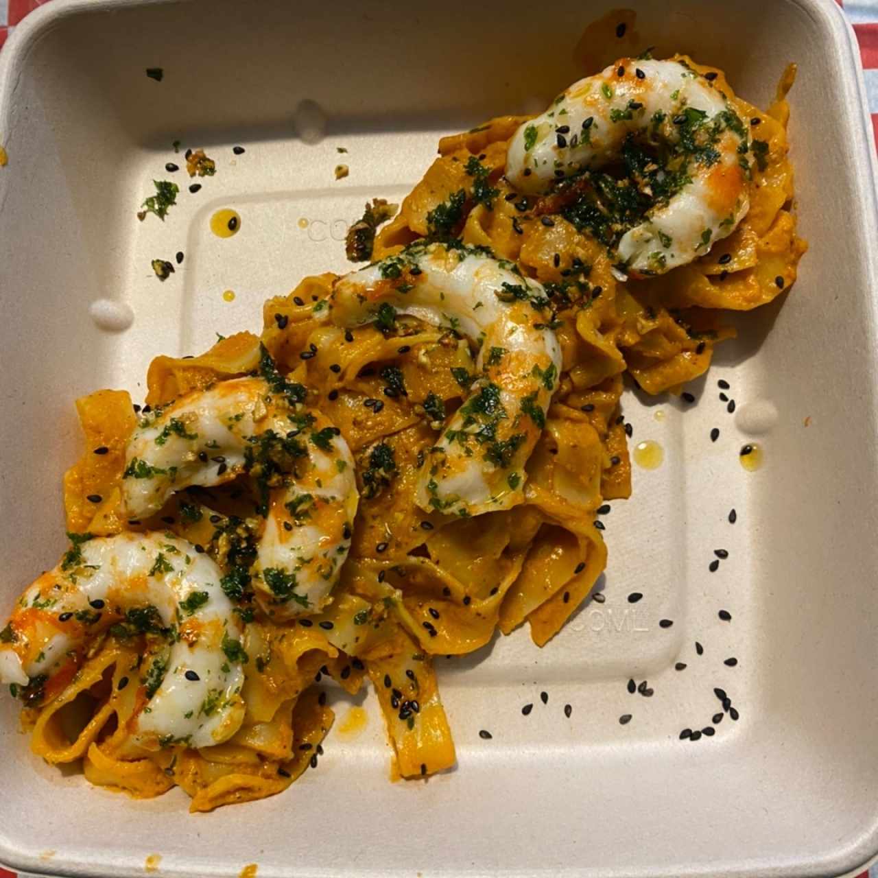 Fettuccini con langostinos veganos