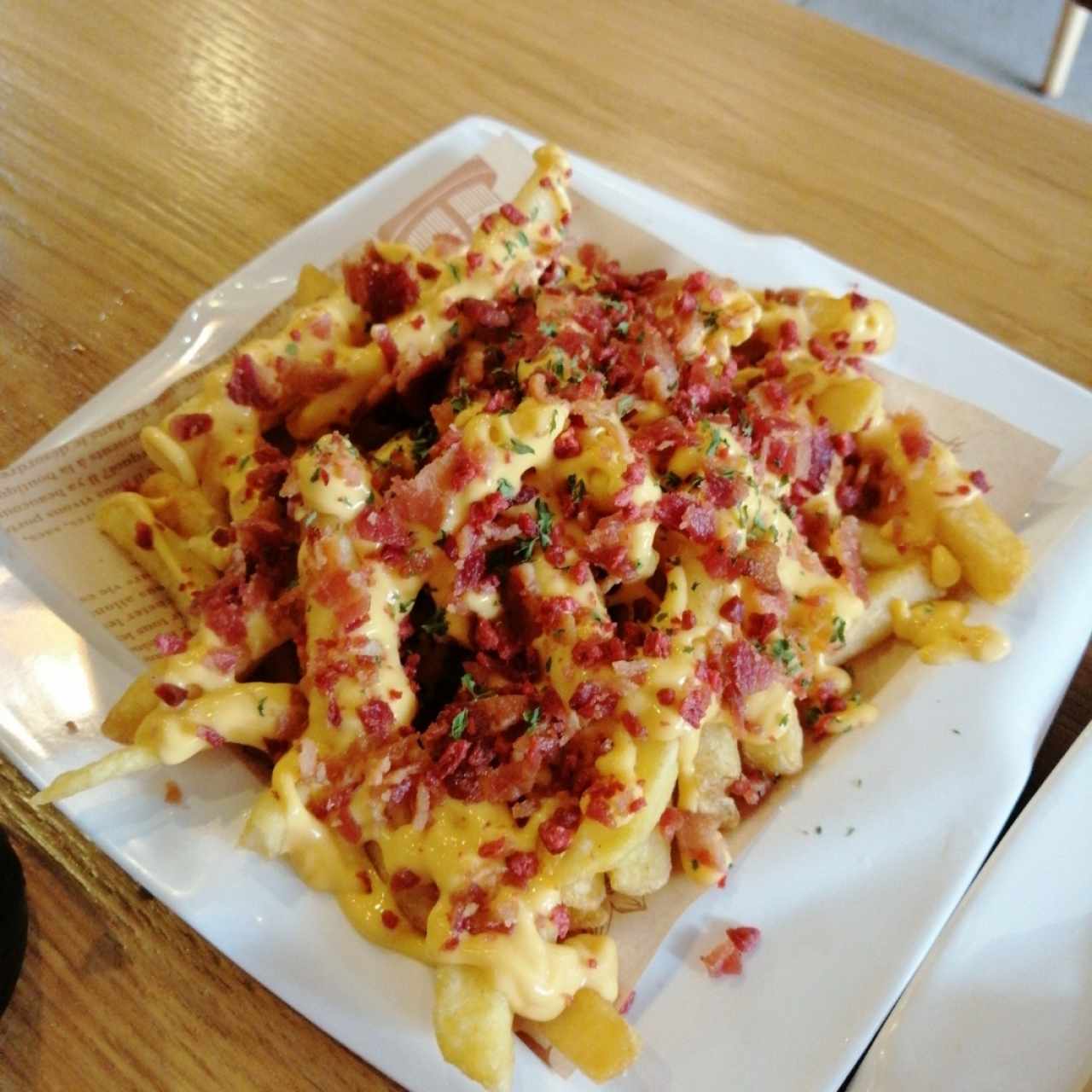 Papitas con tocino y queso