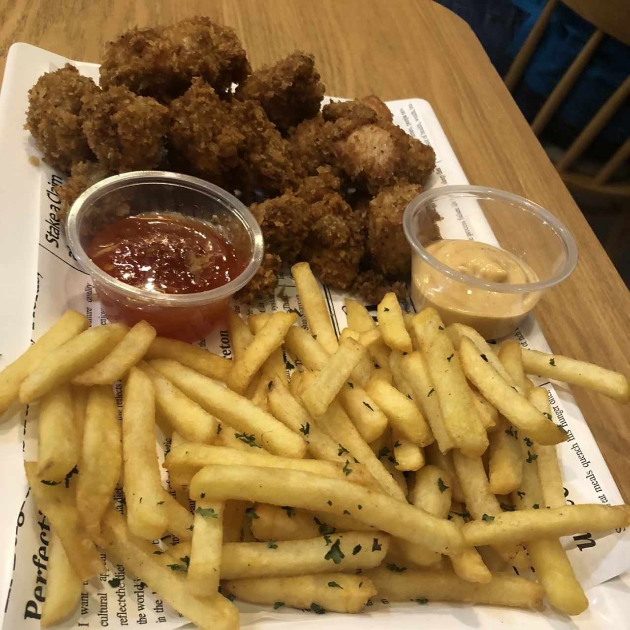 Popcorn chicken y papitas