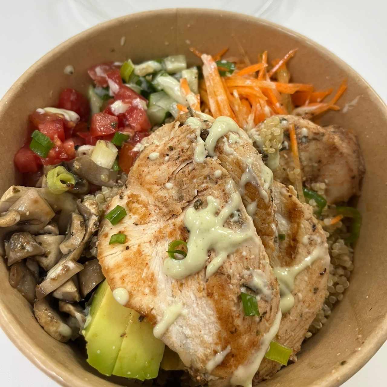 Bowl de pollo con base de quinua