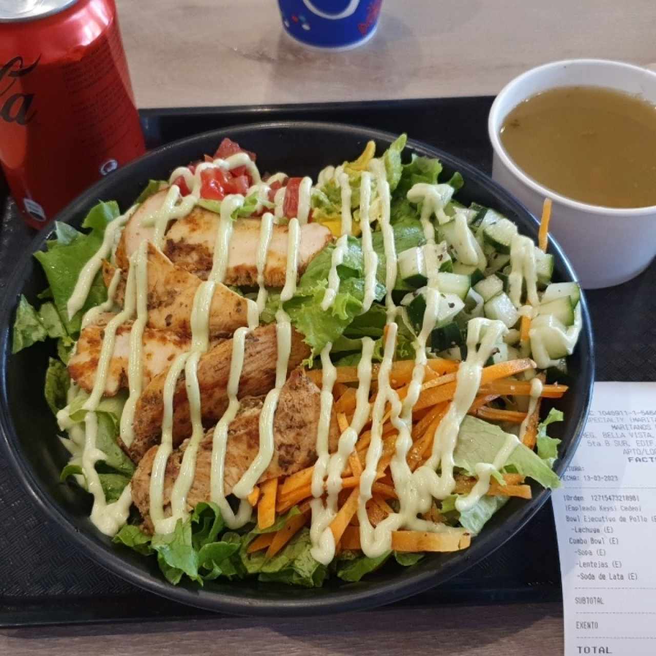 Combo Bowl de Pollo con base de lechuga y sopa de lenteja (acompañamiento)